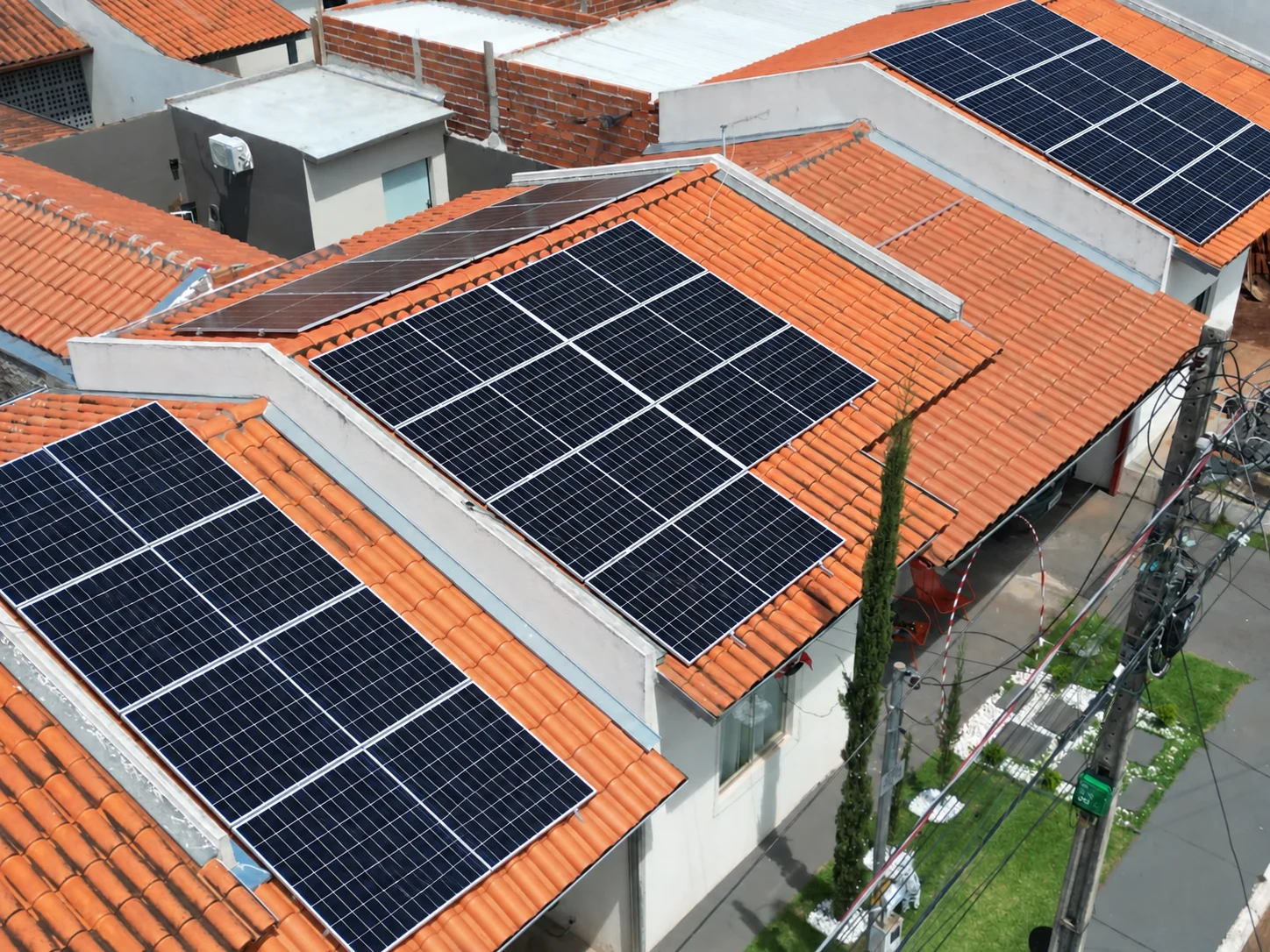 Perspectiva ilustrativa de energia solar em três casas vizinhas