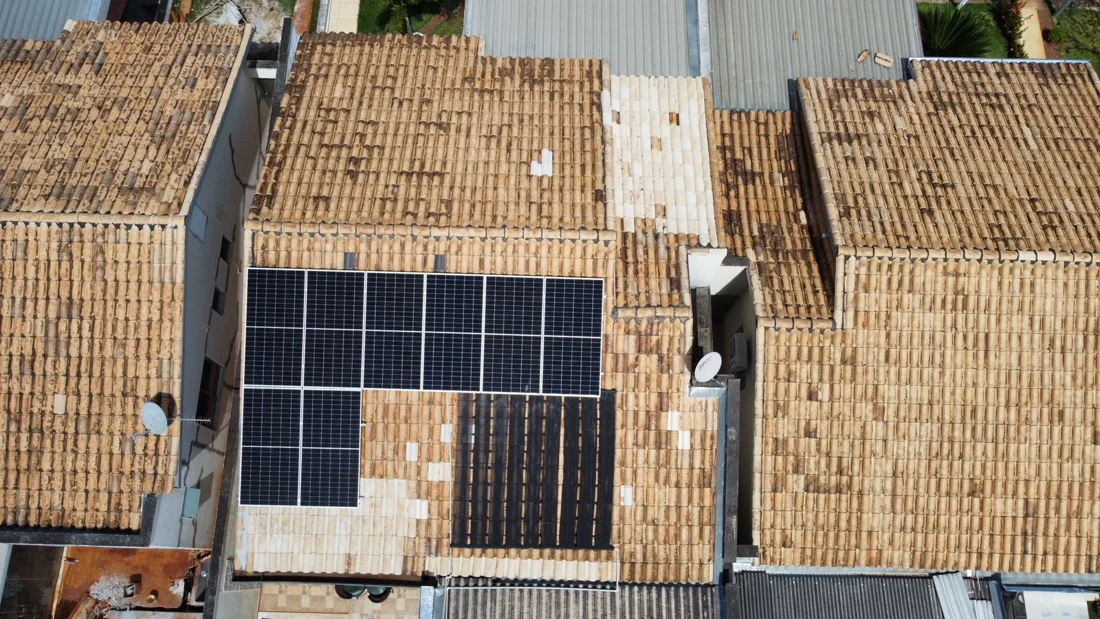 Instalação real da ERGOSOL em residência com telhado cerâmico